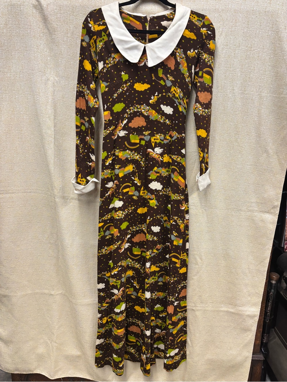 Vintage 1960s women’s Brown Long-Sleeve Dress with White Collar
